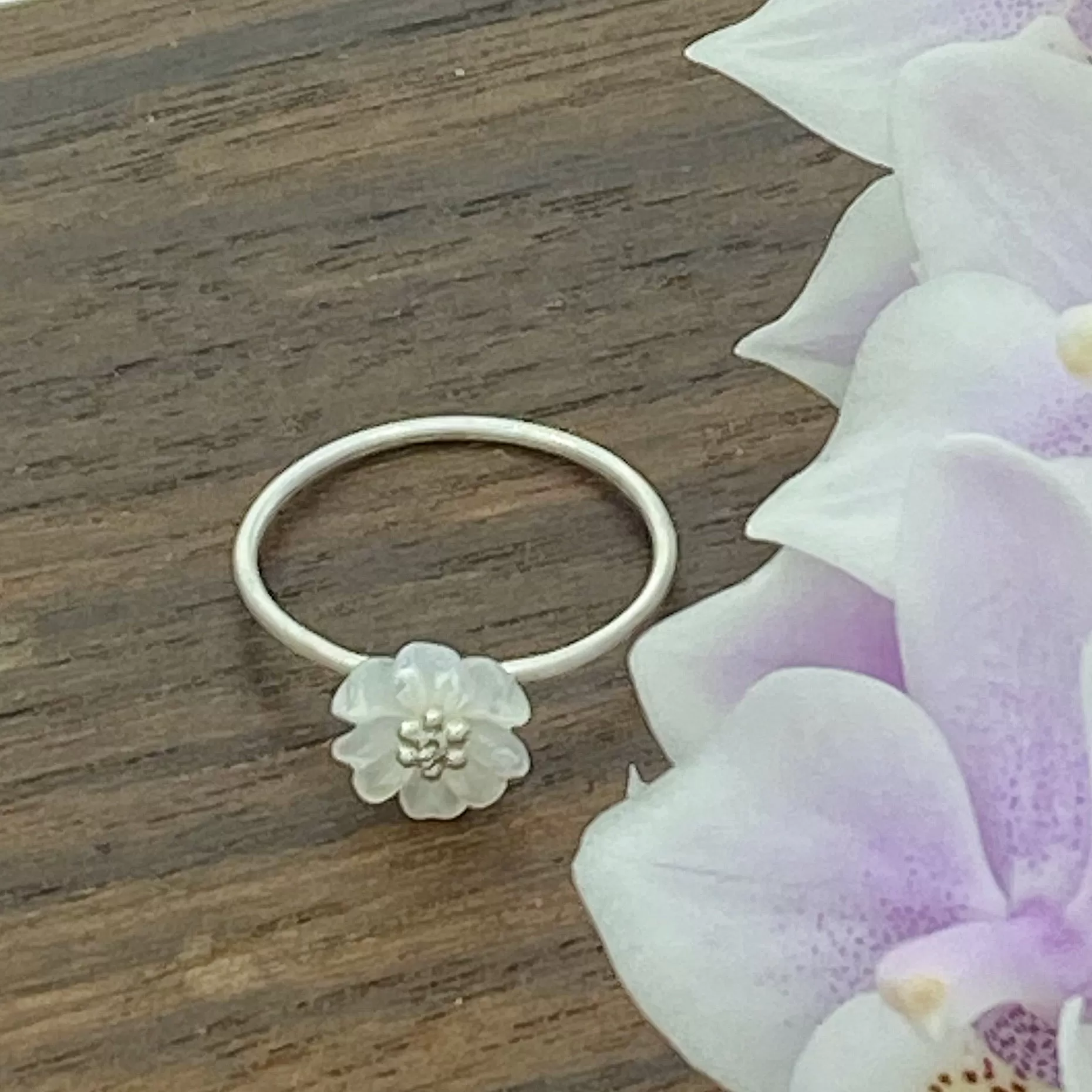 Mother of Pearl Flower Ring