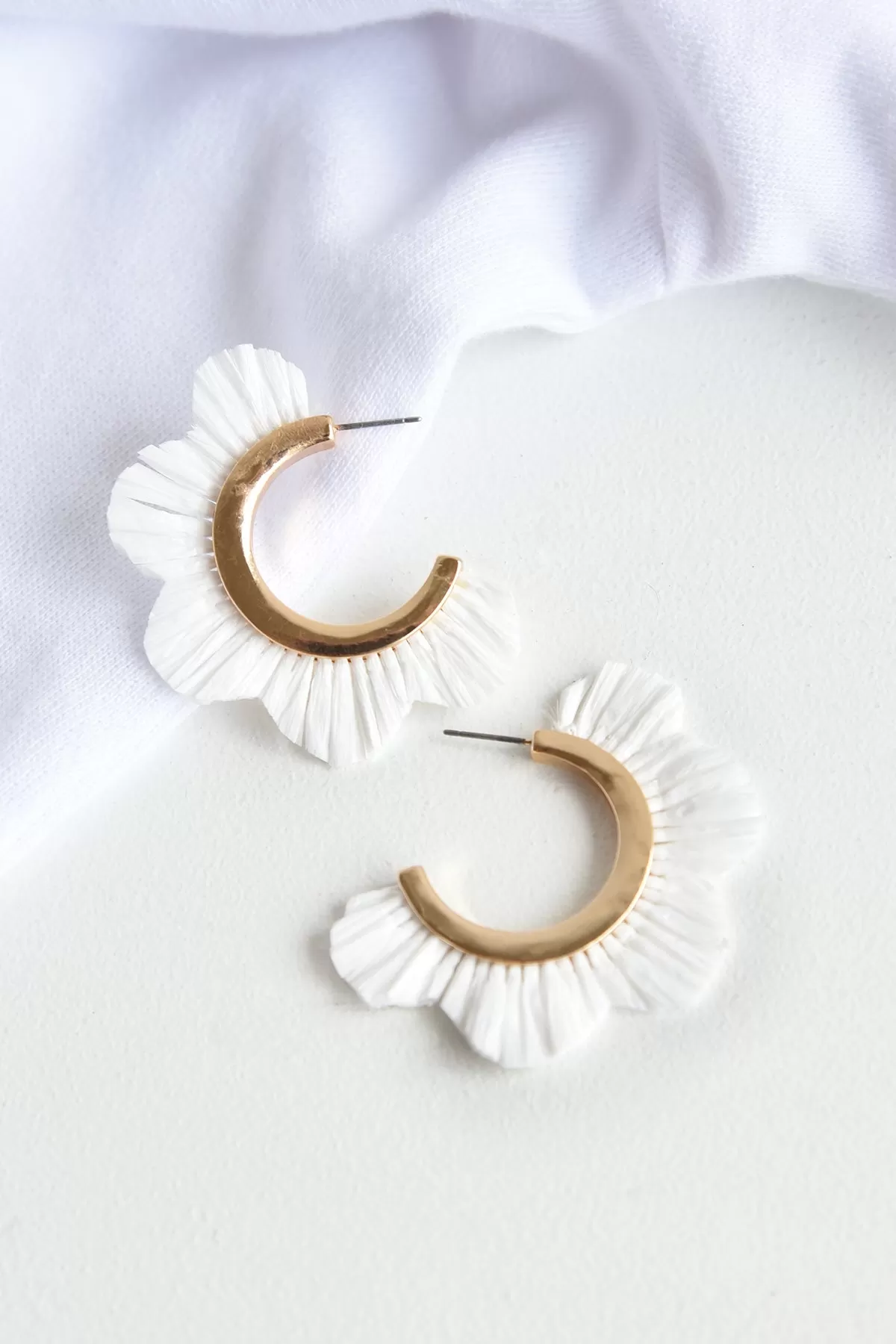 RAFFIA FLOWER EARRINGS -WHITE